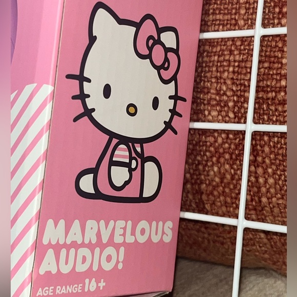 Hello Kitty Light Up Pink and White Wireless Headphones NIB NEW - Picture 7 of 7
